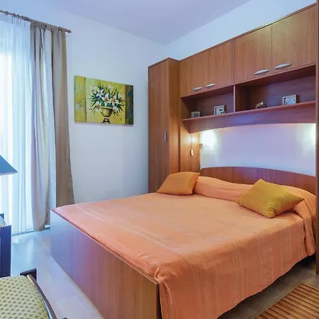 2 Bedroom In דירה פולה