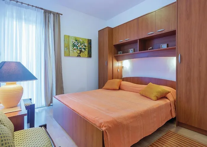 2 Bedroom Amazing In Appartamento Pola