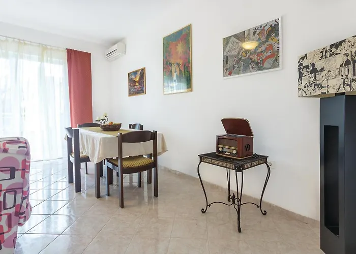 2 Bedroom Amazing In Apartman Pula